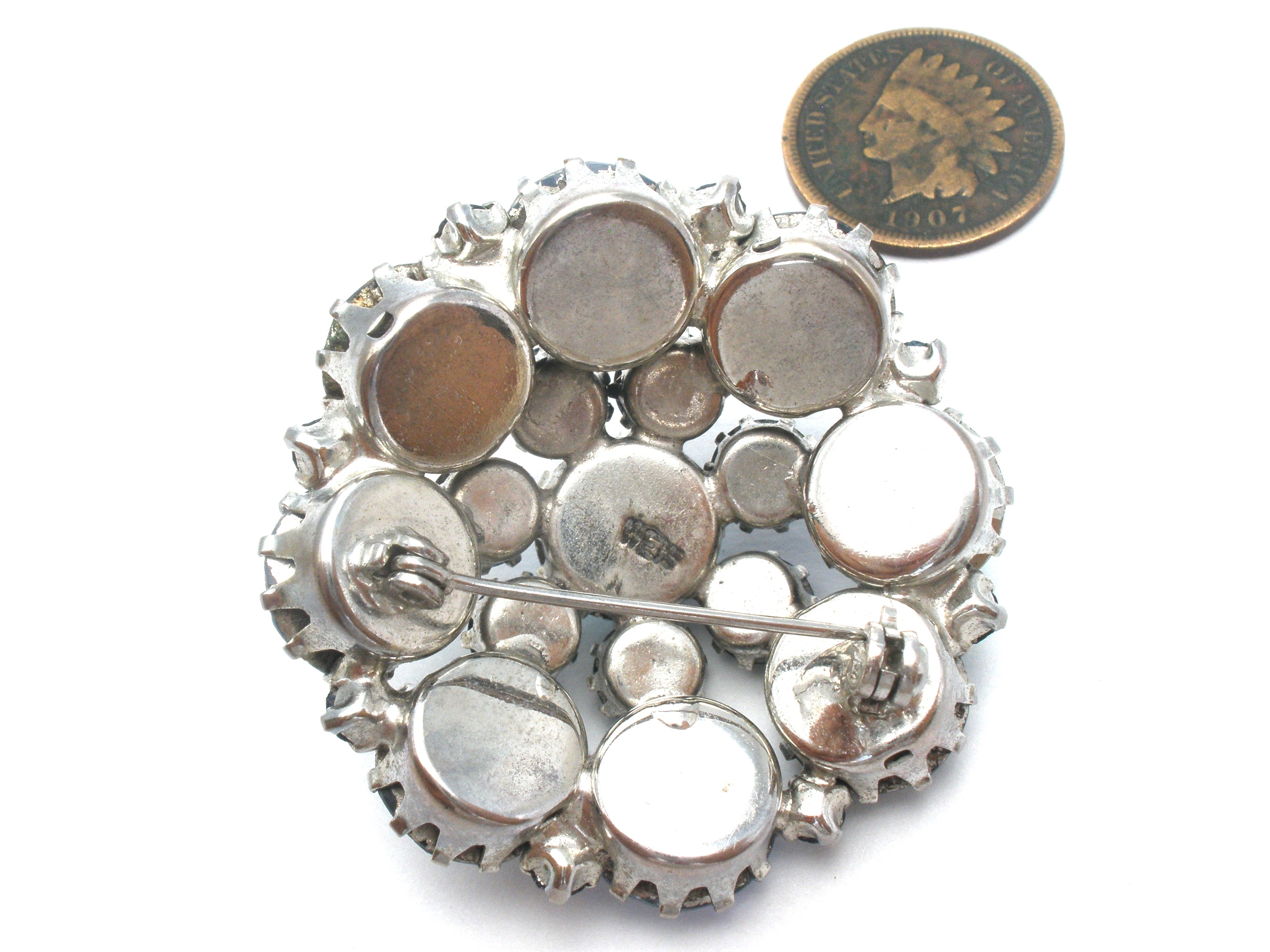 Broche vintage en strass bleus : bijoux bombés des années 1980 - France Broche vintage en strass bleus : bijoux bombés des années 1980 - France